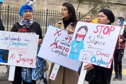 Doğu Türkistanlılar Çin liderini Fransa'da protesto etti