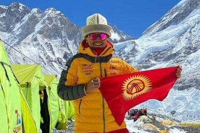 Everest'e tırmanan ilk Kırgız Guinness Rekorlar Kitabı'na girdi