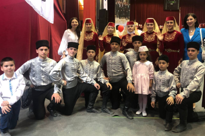 Kırım Ailesi çocukları, Mavile Mametova eğitmenliğinde dans dersi alıyor