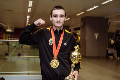 Kırım Tatar boksör Ayder Abdurayimov, 2024 Paris Olimpiyatları’na katılma hakkı için mücadele edecek
