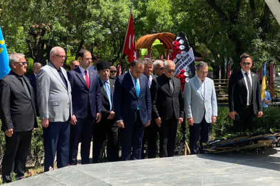 Büyükelçi Bodnar, Kırım Tatar Sürgün Anıtı'na siyah kurdeleli çiçek bıraktı