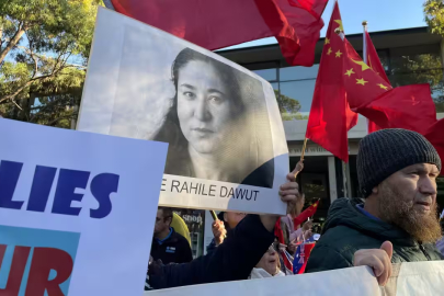 Doğu Türkistanlılar Çin Başbakanını Avustralya'da protesto etti!