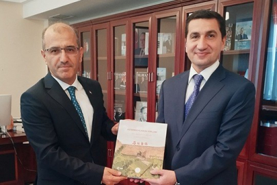 "Azerbaycan'ın Sırları" kitabı, Azerbaycan Cumhurbaşkanı Müşaviri Hacıyev'e takdim edildi