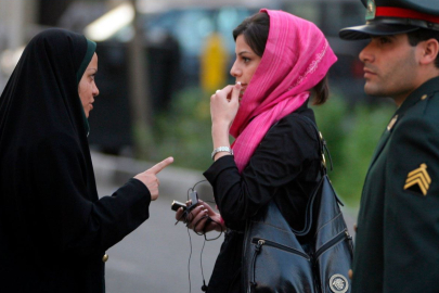İran'da halk başörtüsü kuralını reddediyor