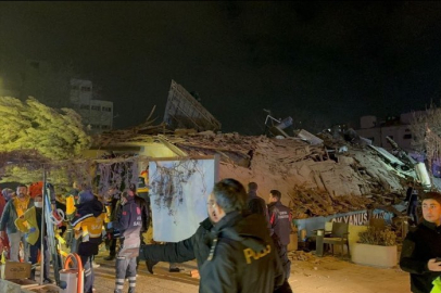 Konya'da 3 katlı bina çöktü: Arama kurtarma çalışmaları sürüyor!