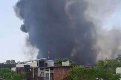 Hindistan'da yolcu uçağı yerleşim yerine düştü!