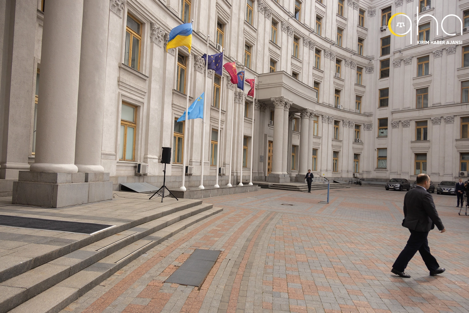 Tarak Tamgalı Gökbayrak, Kıyiv'in farklı noktalarında dalgalandı