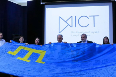 9 ay boyunca dünyayı dolaşan Kırım Tatar bayrağı Ulusal Ukrayna Tarihi Müzesine teslim edildi