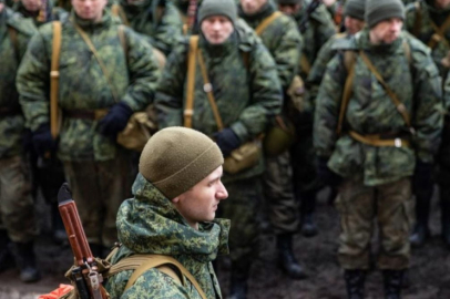 Rus ordusunda çöküş: Cepheye gitmeyi reddeden Rus askerler araçları ateşe verdi