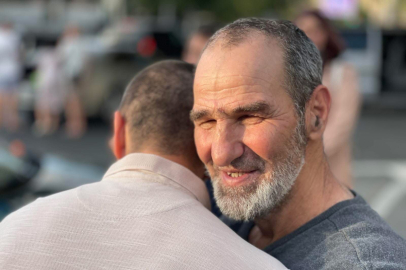 Kötüye giden sağlığından dolayı tahliye edilen siyasi tutsak Kırım'a döndü