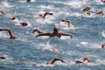 Ukraynalı savaş gazileri, savaş yaralarına rağmen İstanbul Boğazı’nı yüzerek geçti