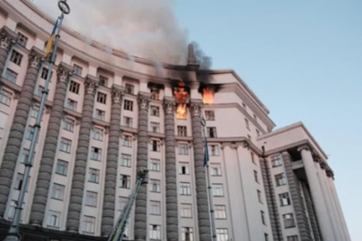 Rusya, Kıyiv'de Bakanlar Kurulu binasına saldırdı!