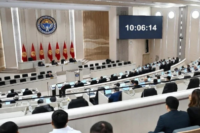 Kırgızistan Parlamentosu kendini feshetti