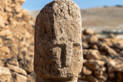 Karahantepe’de bir ilk: 12 bin yıllık insan yüzlü T biçimli dikilitaş bulundu!