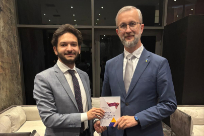 Karataylı hukukçulardan Ukraynalılara rehber: Büyükelçi Celâl’e kitapçık sunuldu