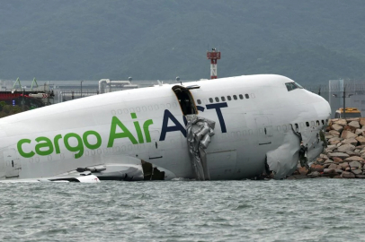 Türk kargo uçağı Hong Kong'ta denize düştü!