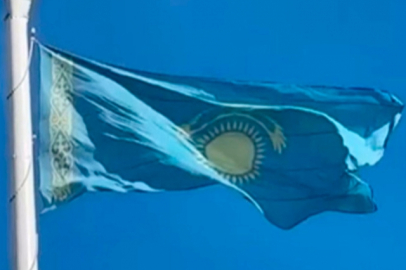 Kazakistan'da bayrağı ters asan kişi cezalandırıldı