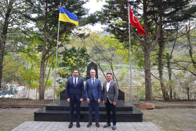 Büyükelçi Celâl, Maçka’daki Ukrayna Anıtı’nı ziyaret etti