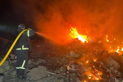 Rusya'dan Dnipropetrovsk bölgesine füze saldırısı: Biri itfaiyeci iki kişi hayatını kaybetti