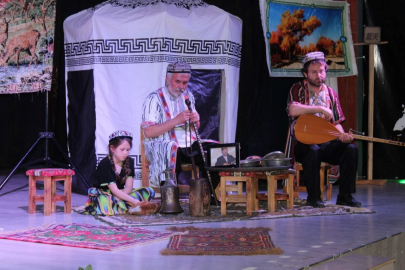 Uygur Türklerinin kültürel kimliği sahneye taşındı: “Mavi Gök Nerede” tiyatro oyunu Yalova'da sahnelendi