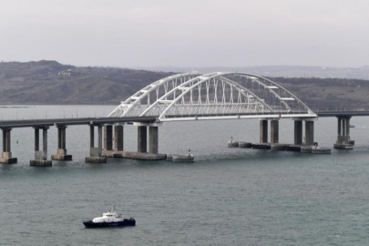 İşgalciler Kerç Köprüsü’nden elektrikli ve hibrit araçların geçişi yasaklandı