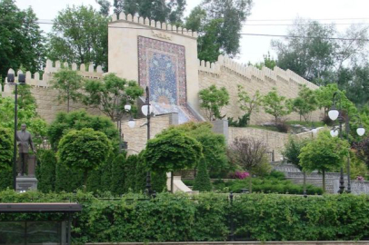 Azerbaycan Büyükelçiliği Rus saldırısında hasar gördü: Zelenskıy ve Aliyev görüştü