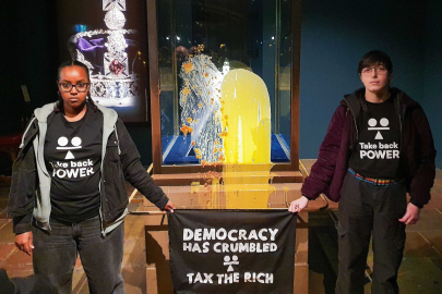 Londra'da kraliyet tacına muhallebili saldırı