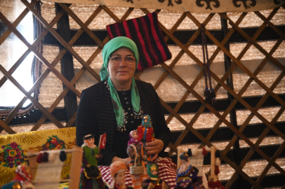 Deprem sonrası otağda yaşam: Evi yıkılan kadın minyatür yörük bebeklerle kültürü yaşatıyor