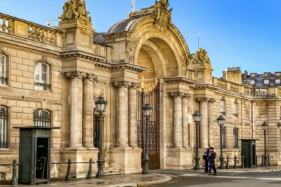 Paris'te Louvre Müzesi'nden sonra bu kez Elysee Sarayı soyuldu!