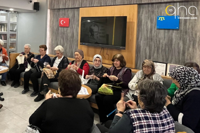 Eskişehir Kırım Derneği Kadınlar Kolu Ukrayna'daki  çocuklar için kışlık giysi örüyor