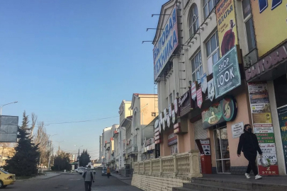 Kırım’da kültürel baskı: Latin alfabesiyle yazılmış tabelalar Kiril’e dönüştürülüyor