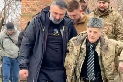 Kırım Cephesi’nden Ukrayna ordusuna kritik ekipman desteği: Kırımoğlu cephede bizzat teslim etti