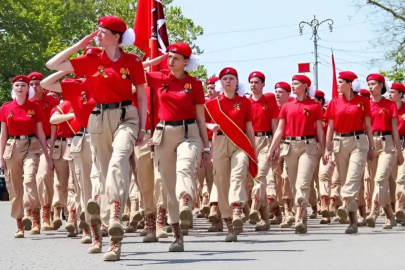 Ukrayna’dan işgal altındaki bölgelerde çocukların askerileştirilmesine karışan 8 kişiye suçlama