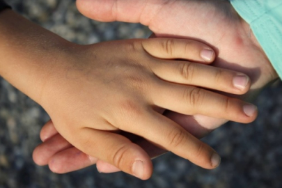 İşgal altındaki Kırım’dan iki kız kardeş Ukrayna’ya getirilerek kurtarıldı