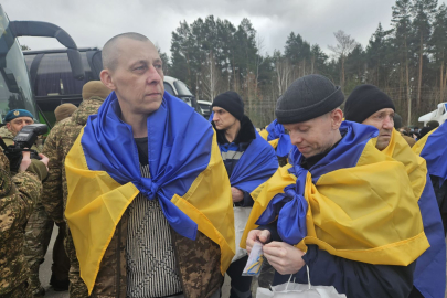 200 Ukraynalı asker ülkeye esir takası ile ülkesine döndü