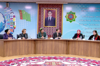 Türkmenistan’da interaktif konferans: Kadın diplomatların emeğine vurgu