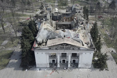 Akıl almaz katliam: Rusya, Mariupol Drama Tiyatrosu'nu 4 yıl önce bombaladı
