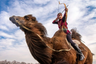 Kazak okçu Dinara Saidalina deve sırtında dört hedefi kısa sürede vurarak rekor kırdı
