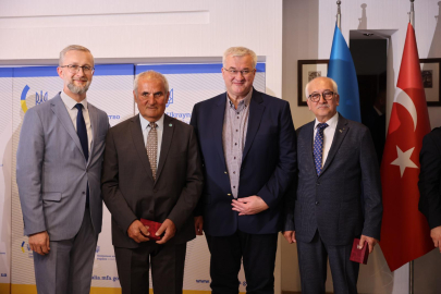 Ukrayna Dışişleri Bakanı Sıbiha, Kırım Tatar diasporası temsilcileri Şilit ve Şen'e nişanlarını tevcih etti