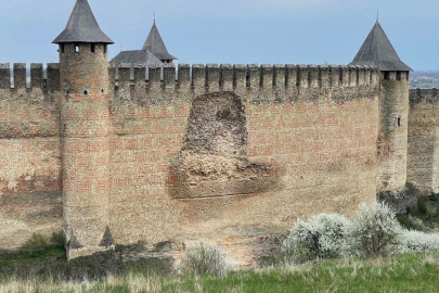 Ukrayna’da tarihî Hotın Kalesi’nin duvarında çökme meydana geldi