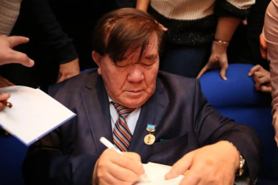 Büyük Kazak şairi ve devlet adamı Muhtar Şahanov vefat etti