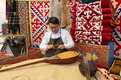Geleneksel Kazak enstürmanları ustası Meyramulı dombranın ruhunu QHA'ya anlattı