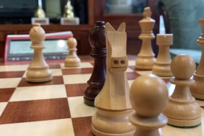 FIDE'den Rusya'ya yaptırım: İşgal altındaki topraklardaki faaliyetler nedeniyle 3 yıl üyelikten men edildi