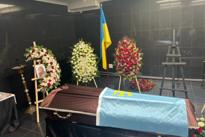 Kıyiv’de duygusal veda: Nataliya Belitser’in tabutu Kırım Tatar bayrağı ile örtüldü