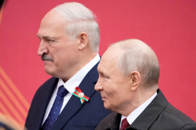 Lukaşenko, Belarus'u savaşa çekme yönündeki Kremlin baskısına direniyor mu?