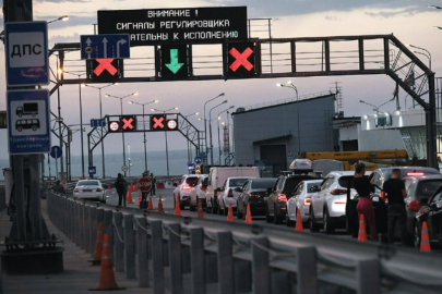Ruslar Kırım’ı terk ediyor: Kerç Köprüsü’nde rekor araç trafiği!