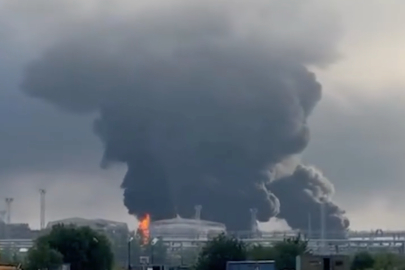 Ukrayna'nın SİHA'ları St. Petersburg'u vurdu: Petrol terminalinde büyük yangın!