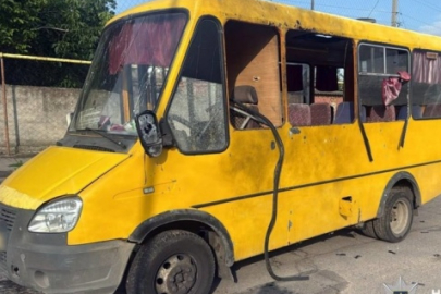 Rus ordusu Herson'da bir minibüsü SİHA'yla vurdu: Bir ölü, çok sayıda yaralı