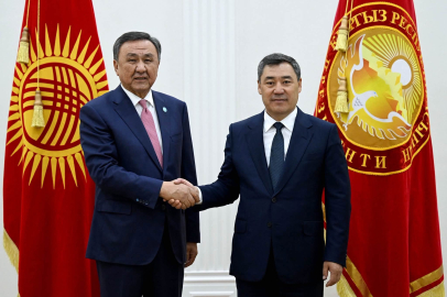 Kırgızistan Cumhurbaşkanı Caparov ve TDT Genel Sekreteri Ömüraliyev Çolpon-Ata'da görüştü