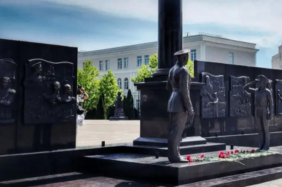 İşgalci Rusya, Akyar'da çocuklara yönelik askerî propaganda anıtı açtı!